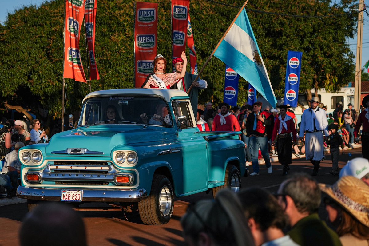 SantiPenap's tweet photo. ¡Gran éxito en la Fiesta Nacional de las Colectividades en Hohenau! Fue un encuentro lleno de color, tradiciones y emociones, donde celebramos a quienes han hecho de Paraguay su hogar, aportando sus culturas y sueños al crecimiento de nuestro país.¡Felicidades Hohenau! 🙌🏻 https://t.co/augHmQNBc6