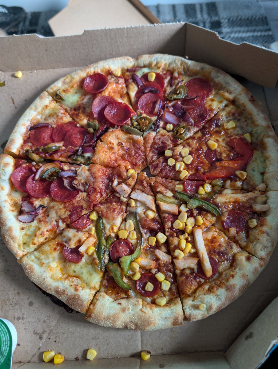 SSD2797's tweet photo. @Dominos_UK awful pizza today... Wafer thin which isnt normal and half of it is missing! https://t.co/QGO5tLNth7