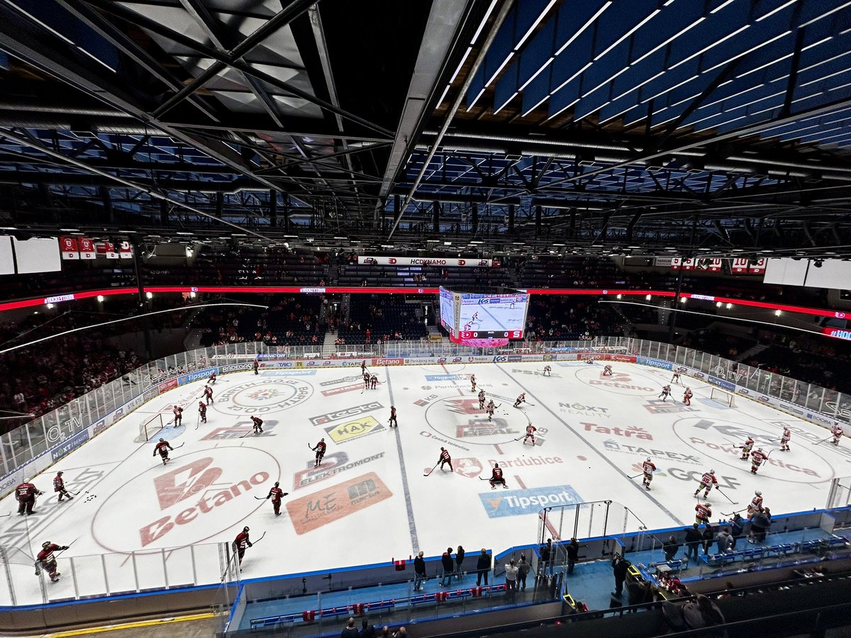 j_hlavac's tweet image. Long time no see…
Na střídačce domácích při rozbruslení tradičně i pan majitel, vše je tedy pod kontrolou 👌
#hockeytime