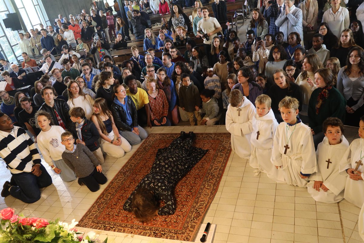 Grande joie pour toute la famille salésienne ! Ce dimanche matin, sœur Virginie de Chazal est devenue Fille de Marie-Auxiliatrice (on dit aussi sœur salésienne de #donbosco), à Lyon. Sr Virginie est depuis sept. à Lille, au service de l'aumônerie de @UnivCatholille
Deo Gratias