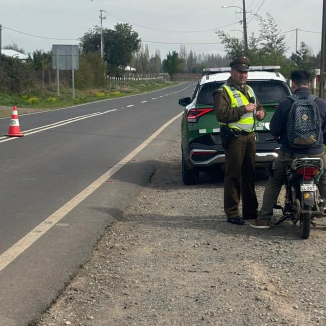 Carab_Maule's tweet photo. En #PARRAL,nuestros Carabineros cordilleranos de #Digua desarrollan durante este fin de semana una acción de autocuidado dirigida a los vecinos del sector#LasCamelias;consistente en fiscalizaciones preventivas para evitar delitos de robo y hurto.
#OrdenyPatria
#CarabinerosDeTodos https://t.co/wNo0qWGevZ