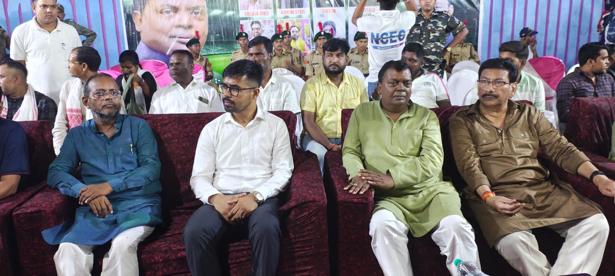 ChunnuKant's tweet photo. आज  गिरिडीह विधानसभा के झंडा मैदान स्थित नाइट क्रिकेट टूर्नामेंट का आयोजन किया गया । जिसमें मुख्य अतिथि के तौर पर गिरिडीह सांसद श्री चंद्र प्रकाश चौधरी उपस्थित रहे। https://t.co/5cMzNv75JT
