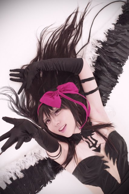 暁美ほむら ,悪魔ほむら 「大好きな悪魔ほむらもやってたよ羽も衣装も全部自作 #絵を描くレイヤーさんのイラス」|星影ワタルのイラスト