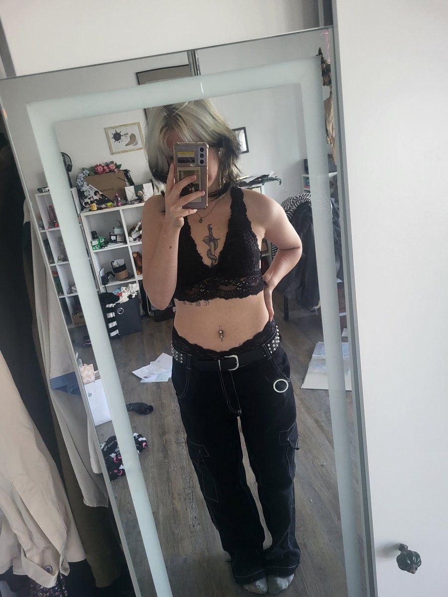 I'm K and I'm 22. Been diagnosed with Anorexia,  recovered and now relapsed (oopsie)
h 162cm sw 71kg 
•im a med icu nurse
• im nonbinary  they/them 
•i do pole dance

♡ &amp; ↻𝘵𝘰 𝘣𝘦 𝘮𝘶𝘵𝘶𝘢𝘭𝘴