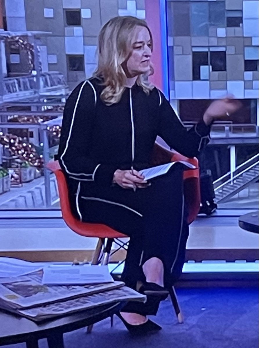 CCsw19's tweet photo. Is someone going to tell Agnetha her lightbulbs have dropped off? https://t.co/5oBT1u6XWK