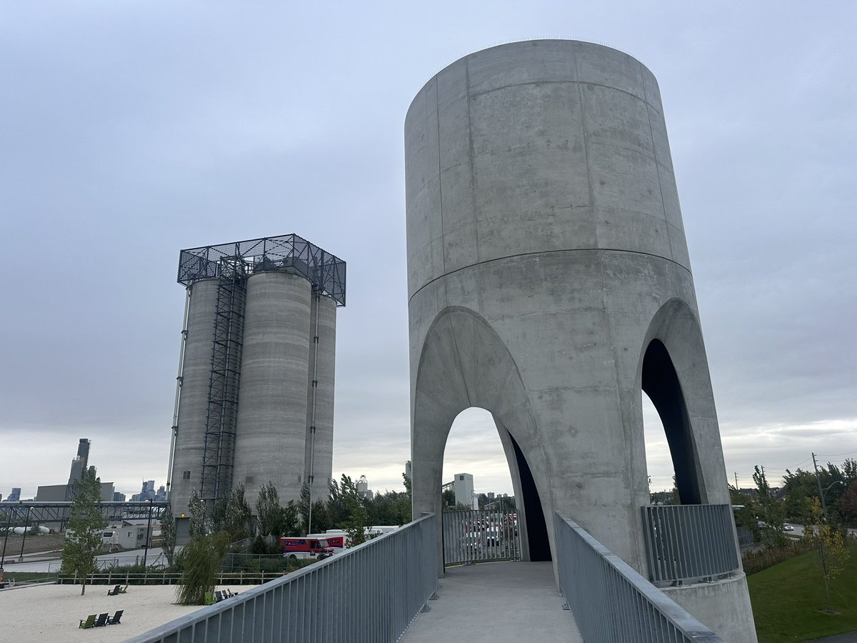 LorettaRyan's tweet photo. Really enjoyed checking out the new Leslie Lookout Park designed by the late #ClaudeCormier, a noted landscape architect. This 1.9-acre open space is located in the Toronto Port Lands, near the Martin Goodman Trail & Tommy Thompson Park. @DanNicholsonRPP
https://t.co/CNfk1Y1J71 https://t.co/zbSlpRxmML