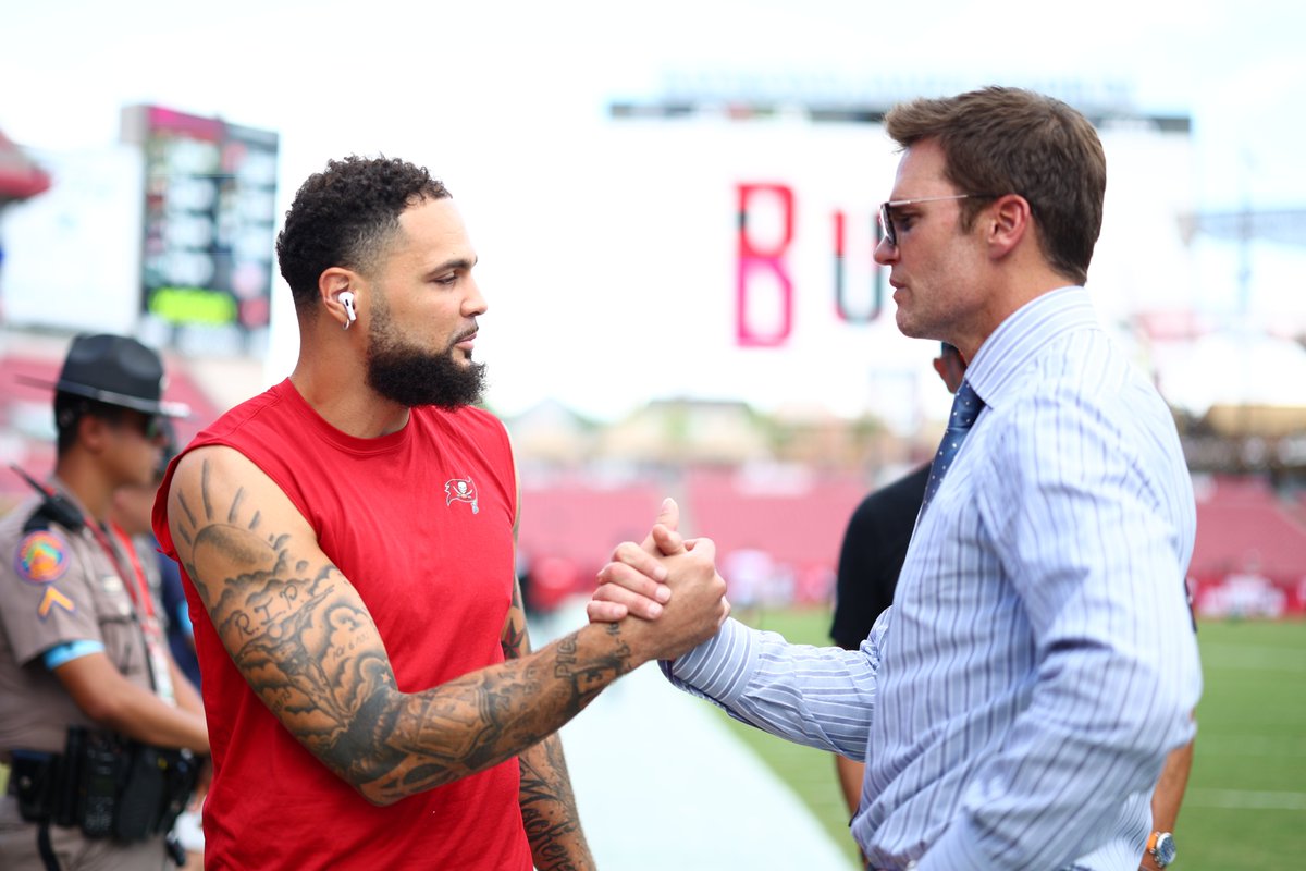 A couple of Super Bowl LV champs 🏆

📺: #PHIvsTB -- 1pm ET on FOX
📱: atnfl.co/watch