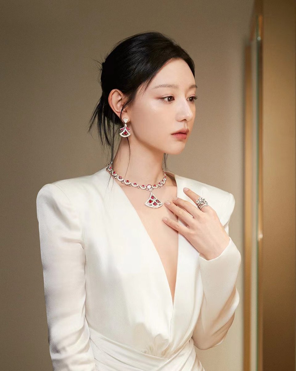 “We are proud to welcome actress geewonii in the Bvlgari Family as new brand ambassador.” Yeessss Queen #KimJiwon #김지원 <a href="/Bulgariofficial/">Bvlgari</a> ♡