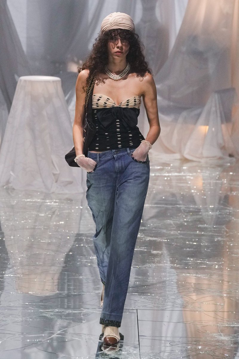 For those who are having a deja vu sensation, I think y’all should give it a proper look, because this reminds me Valentino by Garavani, but in a very Michele way ofc. I don’t think he’s an one trick pony, I can see evolution, his Gucci always looked cheap and this is more
