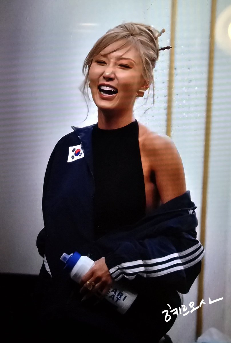 240929 팬사인회 프리뷰

최고다🫠

#HwaSa #화사
