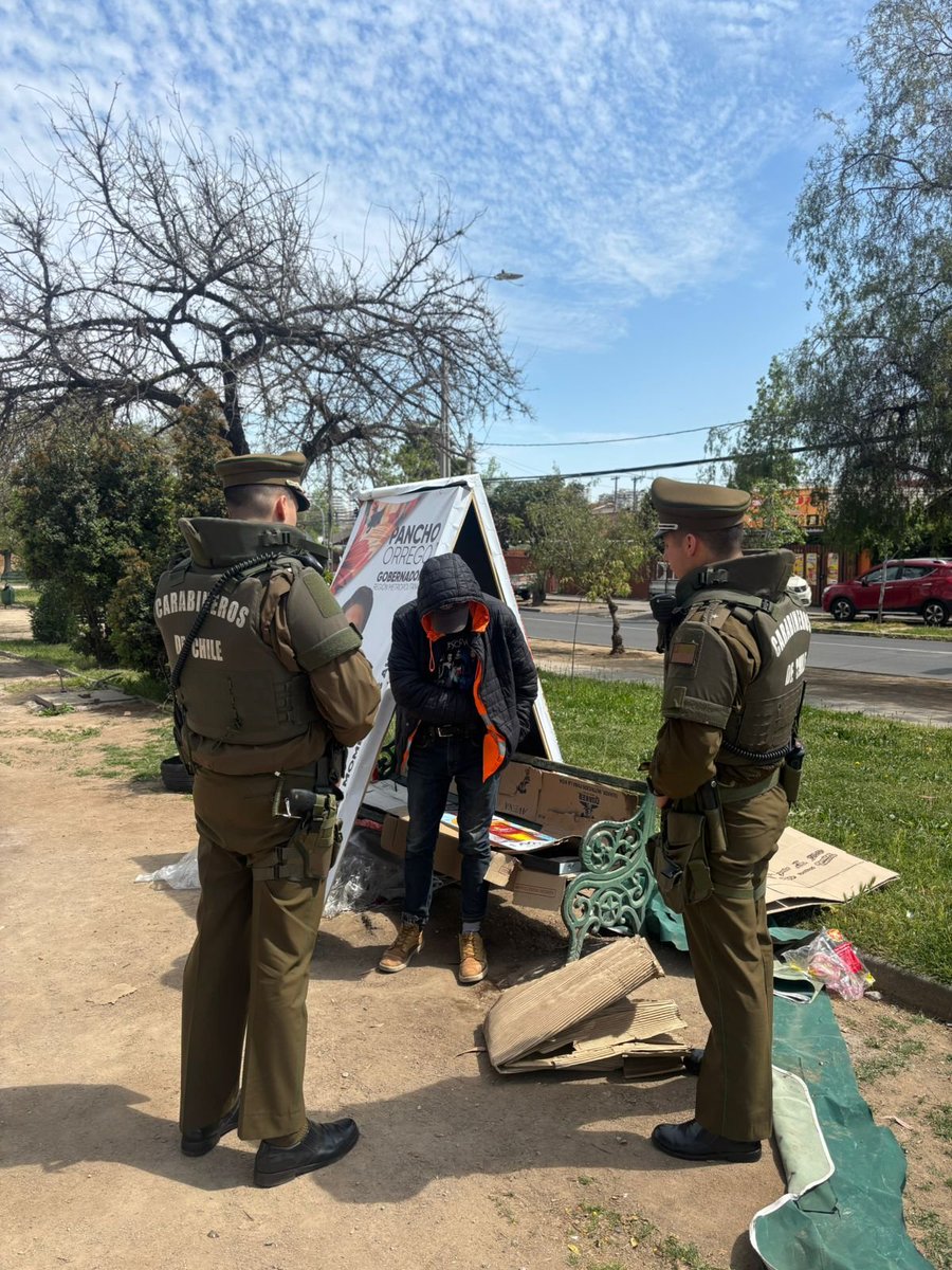 CarabPrOriente's tweet photo. #Macul: Carabineros de la 46ª Com Macul se despliega fiscalizando focos de personas en situación de calle en distintos puntos de la comuna. https://t.co/FxpvPy0FoZ