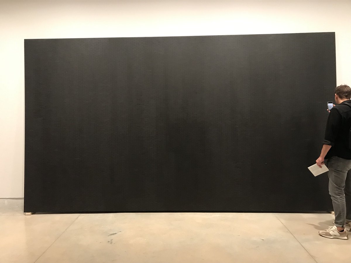 Voor alle W. F. Hermans lezers (Herinneringen van een engelbewaarder):
Dit jaar (2024) geen Azurrinze op de Bienale van Venetië . . .
Maar deze “Negrorinze” komt een beetje in de buurt . . .