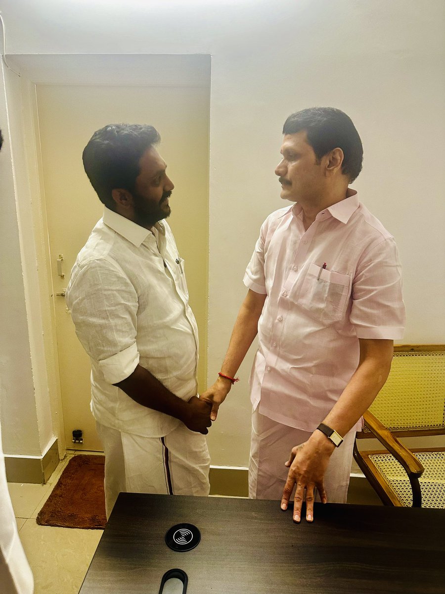 rajiv_dmk's tweet photo. பாசமிகு விசுவாசக்காரர் மாண்புமிகு அண்ணன் @V_Senthilbalaji அவர்களை சந்தித்து வாழ்த்து சொன்னேன்!!

களம் அதிரட்டும் அண்ணா🔥 https://t.co/vwFgSxcXqD