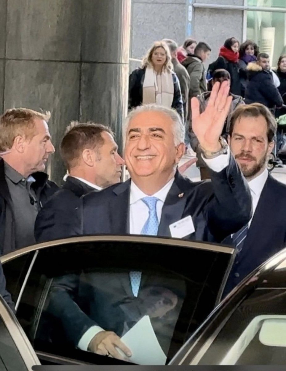 JamesDeanUFO's tweet photo. یه ترند #KingRezaPahlavi مون نشه؟!
اسم شاه‌مون رضاشاه دوم دوباره صدر توئیتر نشه؟! https://t.co/6XQ3Gi31fA