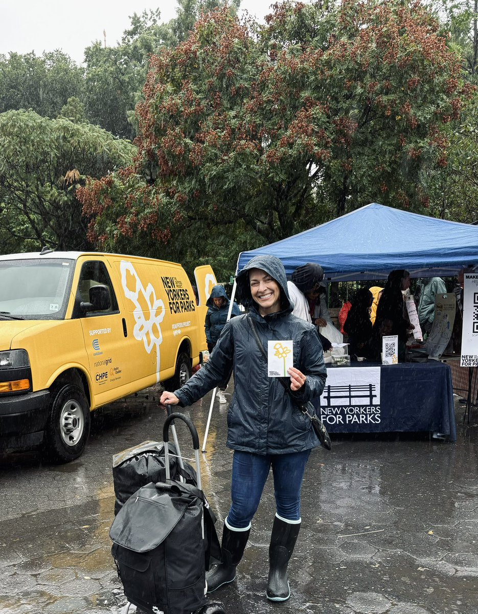 MsRuthy315's tweet photo. No matter the weather, we’re getting these daffodil 🌼 bulbs! Thank you @NY4P & the #DaffodilProject for braving this rain and ensuring we can get these planted before the frost! 🌱 This living memorial & beautiful flowers will bring joy come spring time! 🌼@PS315LabSchool https://t.co/XXZUDdCQJk
