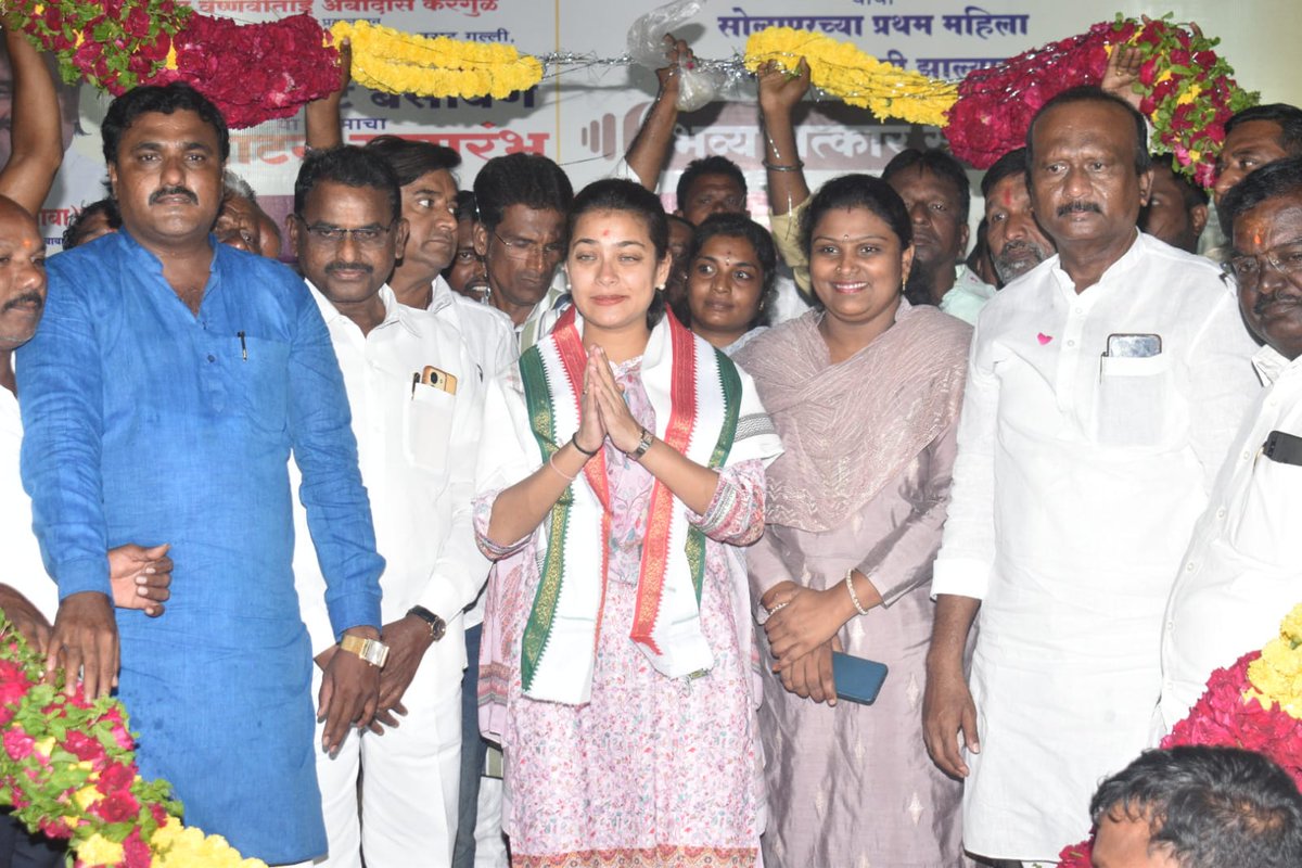 KarguleAmbadas's tweet photo. *कोनापुरे चाळीतील भाडेकरूंचा प्रश्न सोडवणार  -  खासदार प्रणितीताई शिंदे* 
प्रभाग क्रमांक 15 क येथे कोनापुरे चाळ ,बुद्ध नगर फॉरेस्ट, न्यू तिर्‍हेगाव येथे बंच कडेक्ट केबल टाकण्याचा कामाचा शुभारंभ @vishwajeetkadam
@misolapurkar @NANA_PATOLE @RahulGandhi @VinodDBhosale https://t.co/VVVTvpriQY