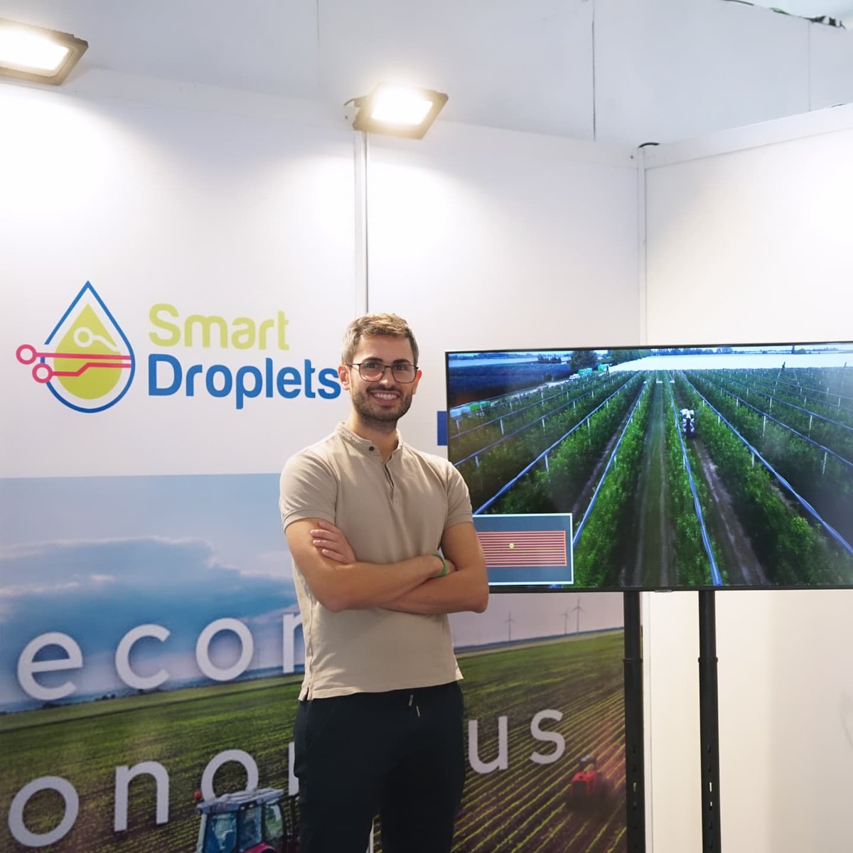 FEMAC_CAT's tweet photo. 🚀 Coneixes el projecte @SmartDroplets? 🌿 Utilitzem IA, robòtica i dades per reduir l'ús de pesticides i fertilitzants, optimitzar recursos i fer l’agricultura més sostenible 🌍✨
Visita'ns a la #FiraSantMiquel per conèixer més. #Agrotech #PacteVerd #Sostenibilitat https://t.co/NM2DzarNnq