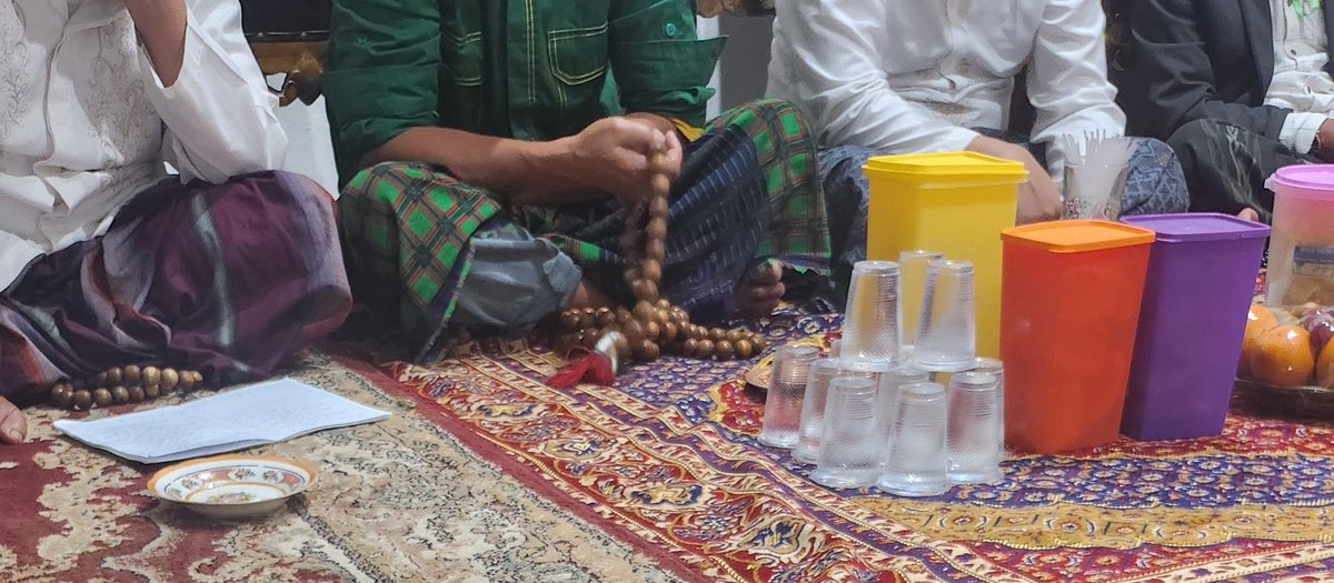 stuffelfy125's tweet photo. Gw kira suara lato lato. Taunya ada bapack bapack lagi dzikir make tasbih segede gaban 😂 https://t.co/LMhfQvMe2Q