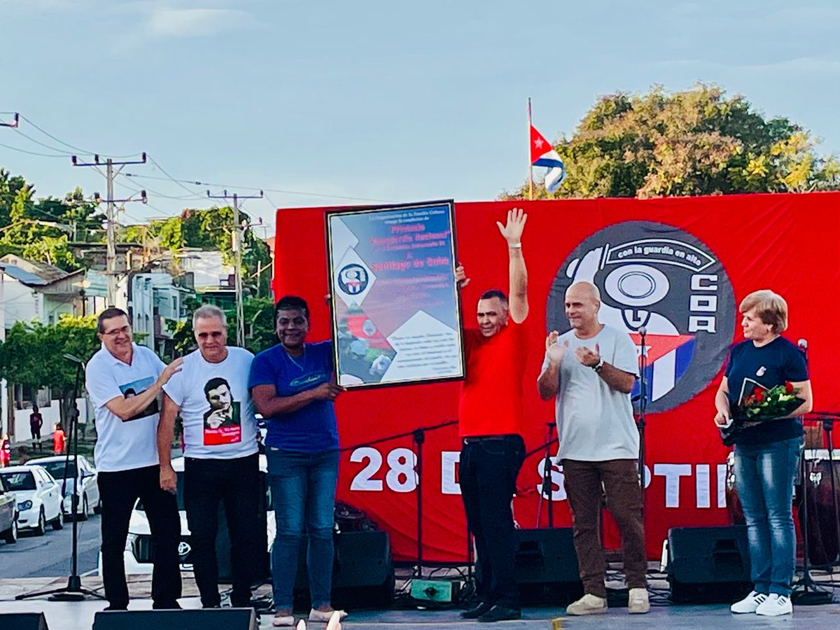 BeatrizJUrrutia's tweet photo. Muchas felicidades al pueblo de #SantiagoDeCuba por este resultado: provincia Vanguardia y sede del acto nacional por el aniversario de 64 de los @cdr_cuba.
Hoy lo celebramos en Trocha y Carretera del Morro, en una verdadera fiesta de pueblo.
#TodosSomosCederistas https://t.co/5Q1Mu6oOlC