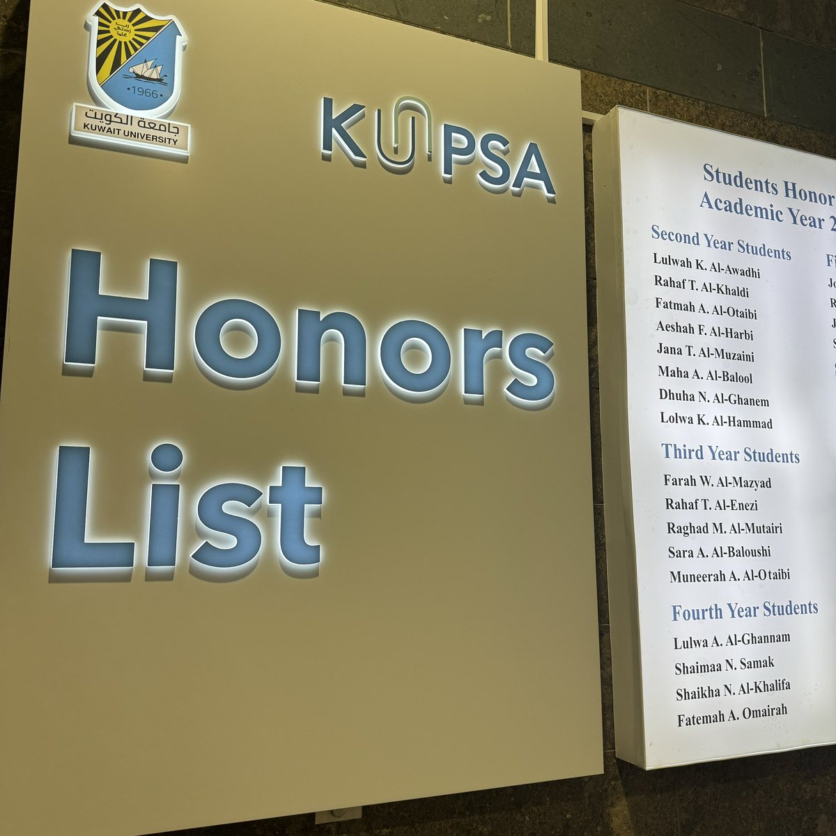 KuPSA_KU's tweet photo. تفتخر جمعية طلبة الصيـدلة الكويـتيـة بطلبة كلية الصيدلة المتفوقين، و تقديرًا لجهودهم؛ قامت جمعيتكـم بتجديد لوحة الشــرف للعام الدراسي ٢٠٢٣/٢٠٢٤م 

متمنين لهم دوام التفوق والنجاح في مسيرتهم الدّراسية✨ https://t.co/VGXOCnOwX9