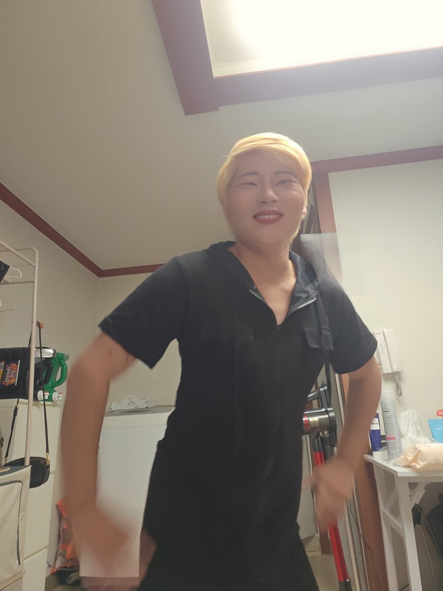 개그사진  생겼음 
나 한순간에 새됐써ㅋㅋㅋ
이런것두 인생샷 이네요ㅋㅋ
어울리지도 않은 옷입은 벌인가
ㅋㅋㅋㅋㅋ