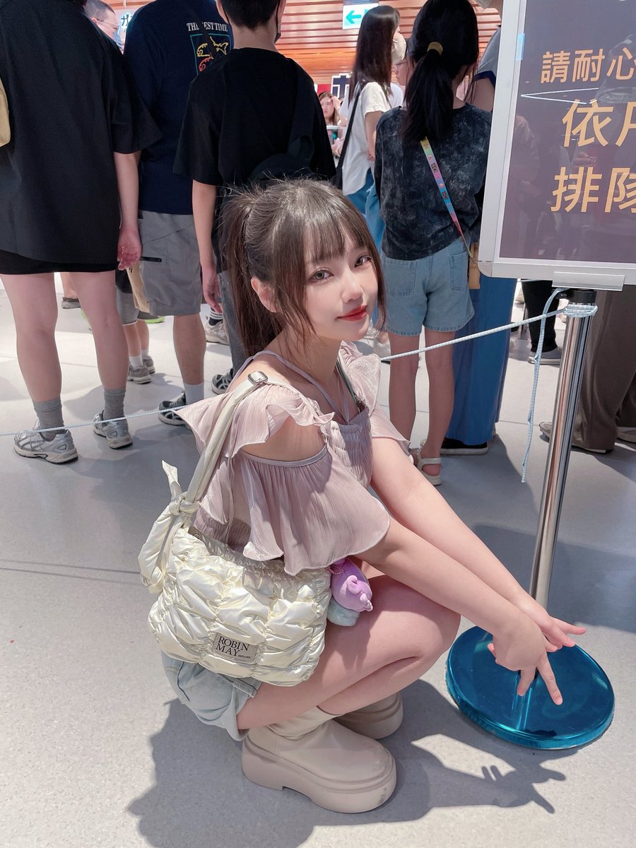最近常常容易感到缺愛💔
有人要跟我聊天認識一下嗎？
但記得看看後面的告示牌
有耐心等候排隊唷🥺
這裡找我⬇️
Line:@802lbpkt
（不方便透露私人帳號所以用官方賴唷） https://t.co/fNVBP6uwxW
