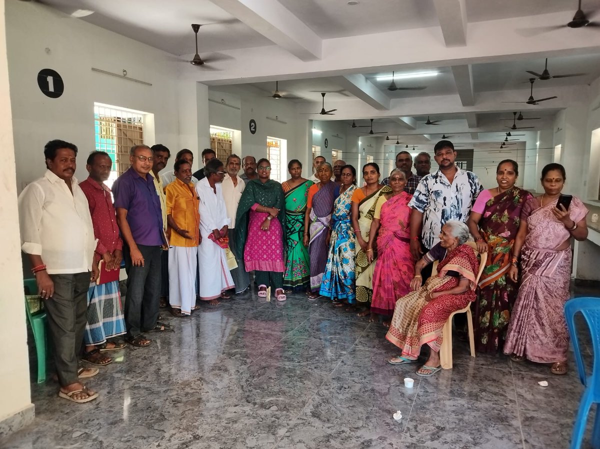 CPIM_Priya's tweet photo. 98 வது வட்டத்துக்கு உட்பட்ட புதுநகர்        பகுதியில் 
கவுன்சிலர் தோழர் A. பிரியதர்ஷினி அவர்கள்  சலவை தொழிலில் ஈடுபடும் தொழிலாளர் தோழர்களை சந்தித்து  அவர்களுடைய குறைகளை கேட்டறிந்தார். சம்பந்தப்பட்ட அதிகாரிகளிடம் பேசி வாய்ப்புள்ள கோரிக்கைகளை விரைவில் சீர் செய்து தருவதாக கூறினார். https://t.co/3xDldhF5Rt