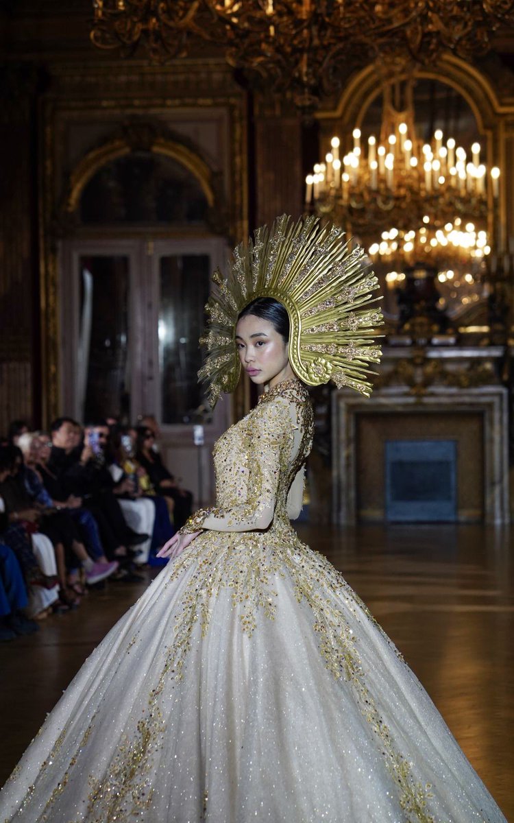 ABSCBNpr's tweet photo. #MaymayGoesToParis #AmakabogeraInParis 🇫🇷

Here are some photos of Maymay as she walked the runway for Leo Almodal at this year’s #ParisFashionWeek - she also performed the English version of her track “Amakabogera” 

Stream the track here : https://t.co/dnZZTJckV5 https://t.co/mAATd6sXIE