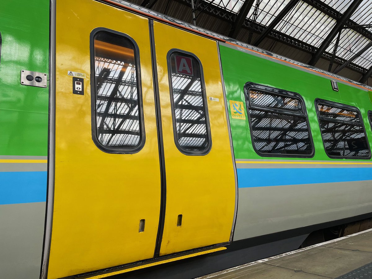 Barberstig's tweet image. 323221 and 323222 enjoying some down time at Liverpool Lime Street before we head off again at 1304 back to the West Midlands. 

#class323farewell #railways #trains