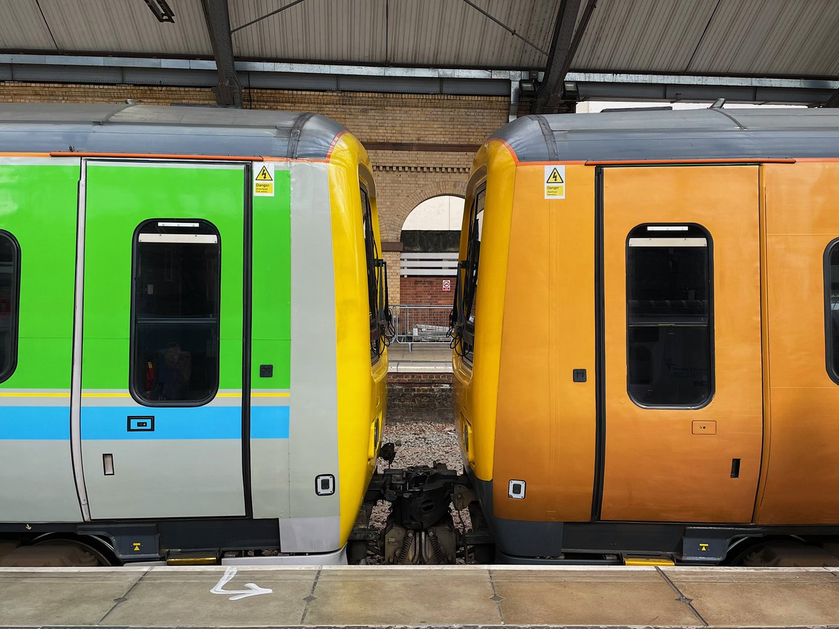 Barberstig's tweet image. 323221 and 323222 enjoying some down time at Liverpool Lime Street before we head off again at 1304 back to the West Midlands. 

#class323farewell #railways #trains