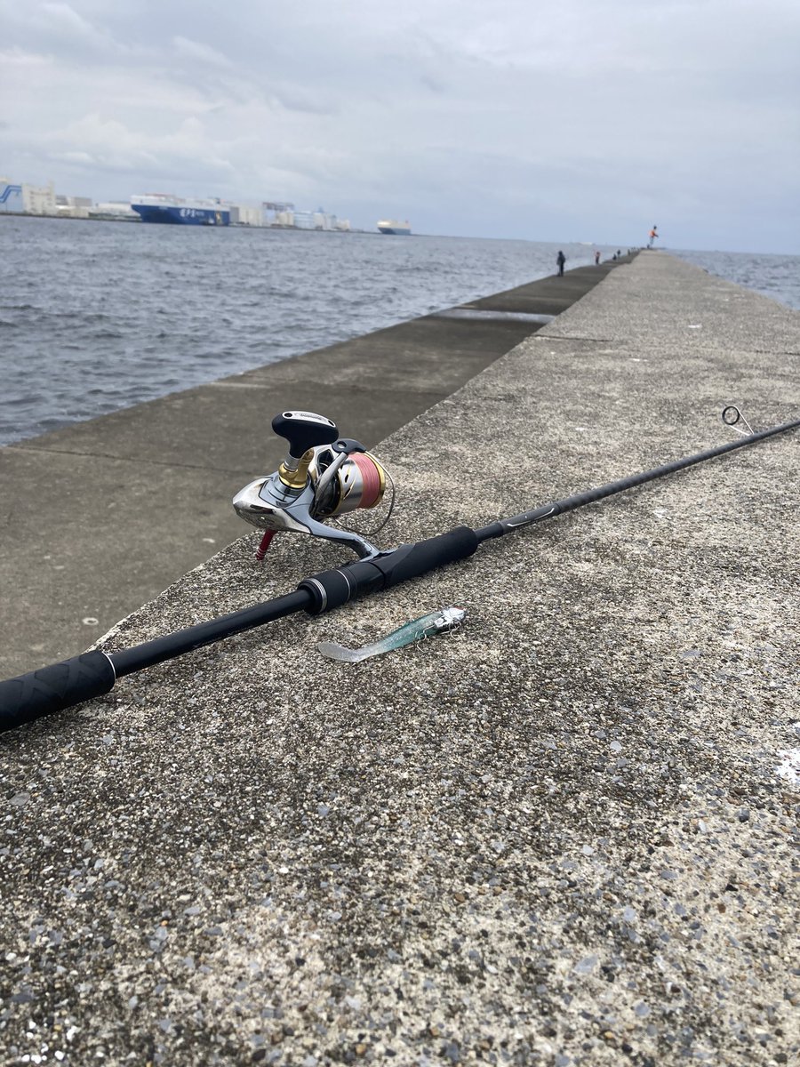 fishing_RYYU's tweet photo. 川崎お別れ会、、

ここのポテンシャルに取り憑かれ
4年間、年中無休でアホほど通い込んだ
思い出の場所😭

ここに何回来て何本釣ったんかな〜🤔🙃
沢山の出会いに感謝🤲

みんなありがとう〜✌️

#川崎新堤　#横浜沖堤　#法律改正
#思い出の場所　#再開を願っています🤲 https://t.co/1Dh94KvVJA