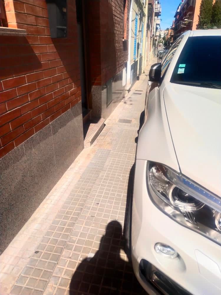 LesAltresVeus's tweet photo. Cotxes sobre la vorera al carrer Elionor que impadeixen el pas de carros, nens i gent gran.

📸 santig1185 https://t.co/LpdT7zH272
