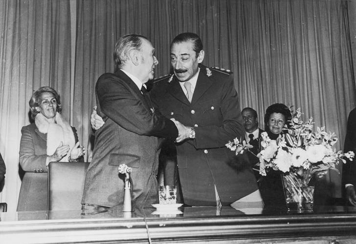 Yazıçı Borxes öz ölkəsinin qəddar diktatoru Xorxe Videladan mükafat alır. Borxes Videlayla bir səhər yeməyində görüşüb, ona centilmen idarəetməsinə görə təşəkkür etmişdi. Videla devrildikdən sonra onun cinayətlərini Borxesə göstərdikdə Borxes bunlardan xəbərsiz olduğunu deyib.