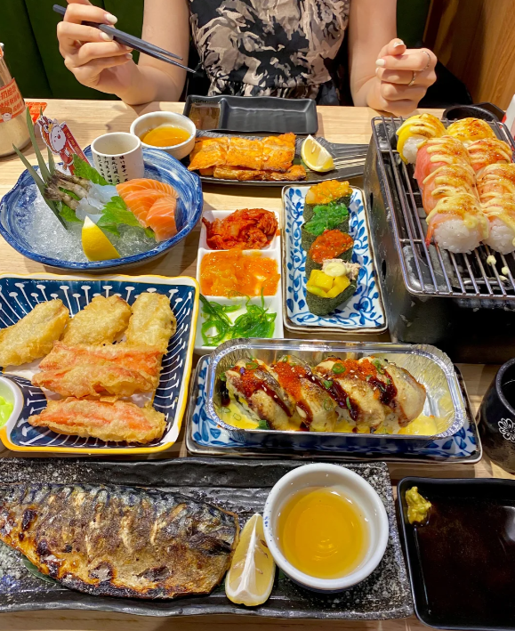 おいしい食事美味しい食事はもちろん友達と一緒に食べるべきです