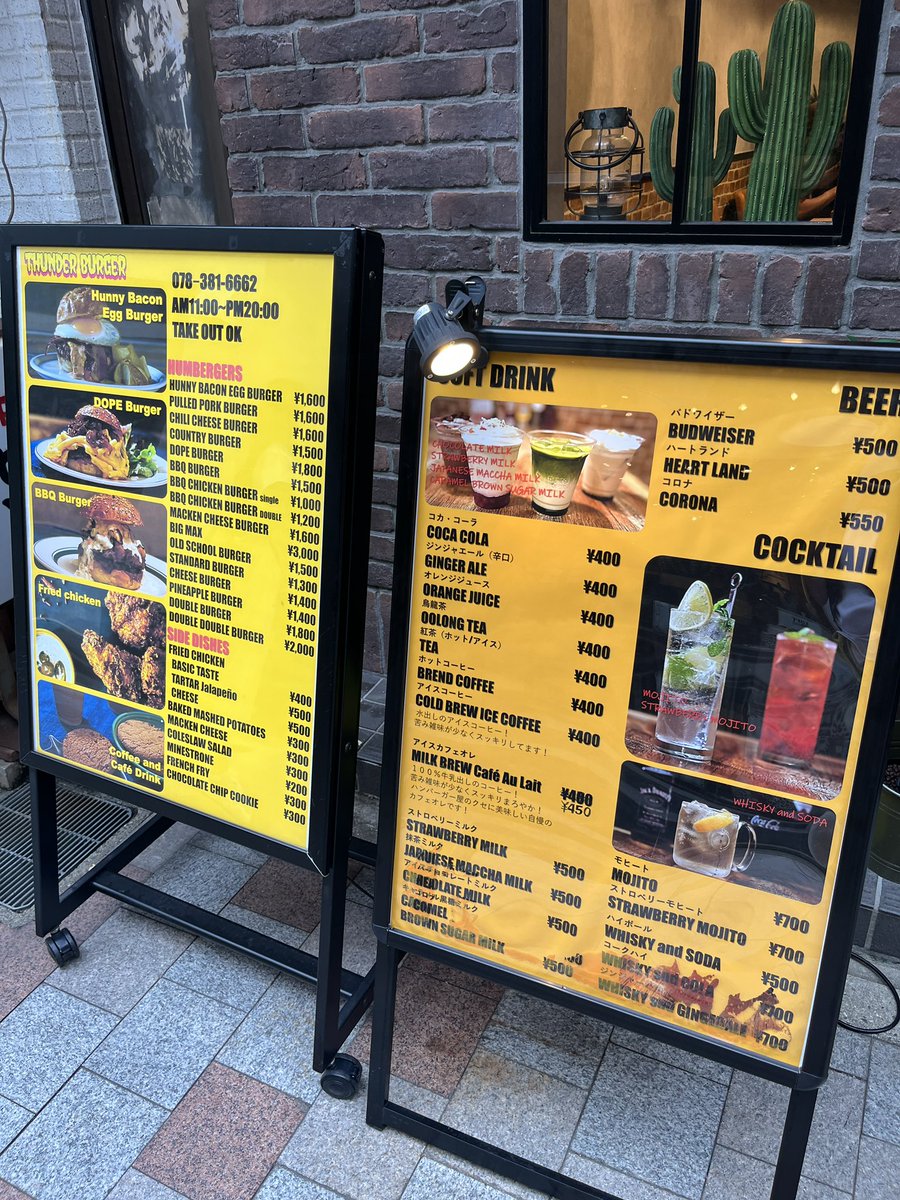 BOB514591055832's tweet photo. TGSのツイートで騒がしい昨今、私は神戸にあるサンダーバーガーまでテクテク。
1番オススメだという、「DOPEBURGER」。
マカロニチーズとベーコンジャムの組み合わせがヤバい。脳天にガチんと来ます。美味いです。マジです。
#thunderburger
#dopeburger https://t.co/DbY2k7Dend