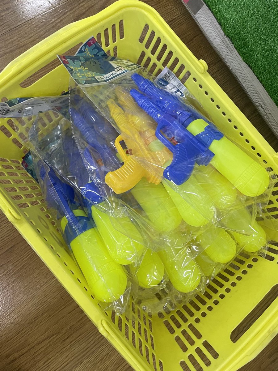 mindq217's tweet photo. \Color Splash祭まであと6日❣️/
水鉄砲は夏の間に準備してました🔫
もうハロウィンコーナーに変わってて季節の変わり目を感じた🎃
当日お天気が良いことを祈りましょ〜う！ https://t.co/uRjhgHRka1