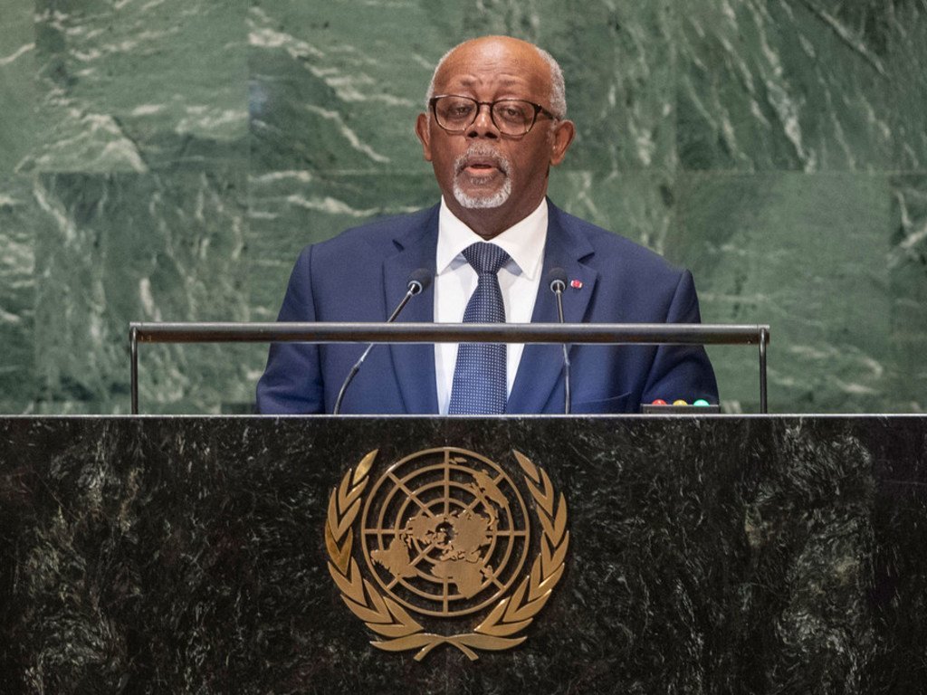 AFRICA24TV's tweet photo. Le 🇨🇲#Cameroun a joint sa voix au plaidoyer pour une solidarité plus accrue face aux défis sécuritaires et climatiques mondiaux, lors du débat général de la 79è session de l’AG de l'#ONU. Le ministre des Relations extérieures Lejeune Mbella Mbella a salué l'adoption du Pacte pour l'avenir, comprenant 56 mesures.
#UNGA 
👉 https://t.co/xWAKF2JwY8