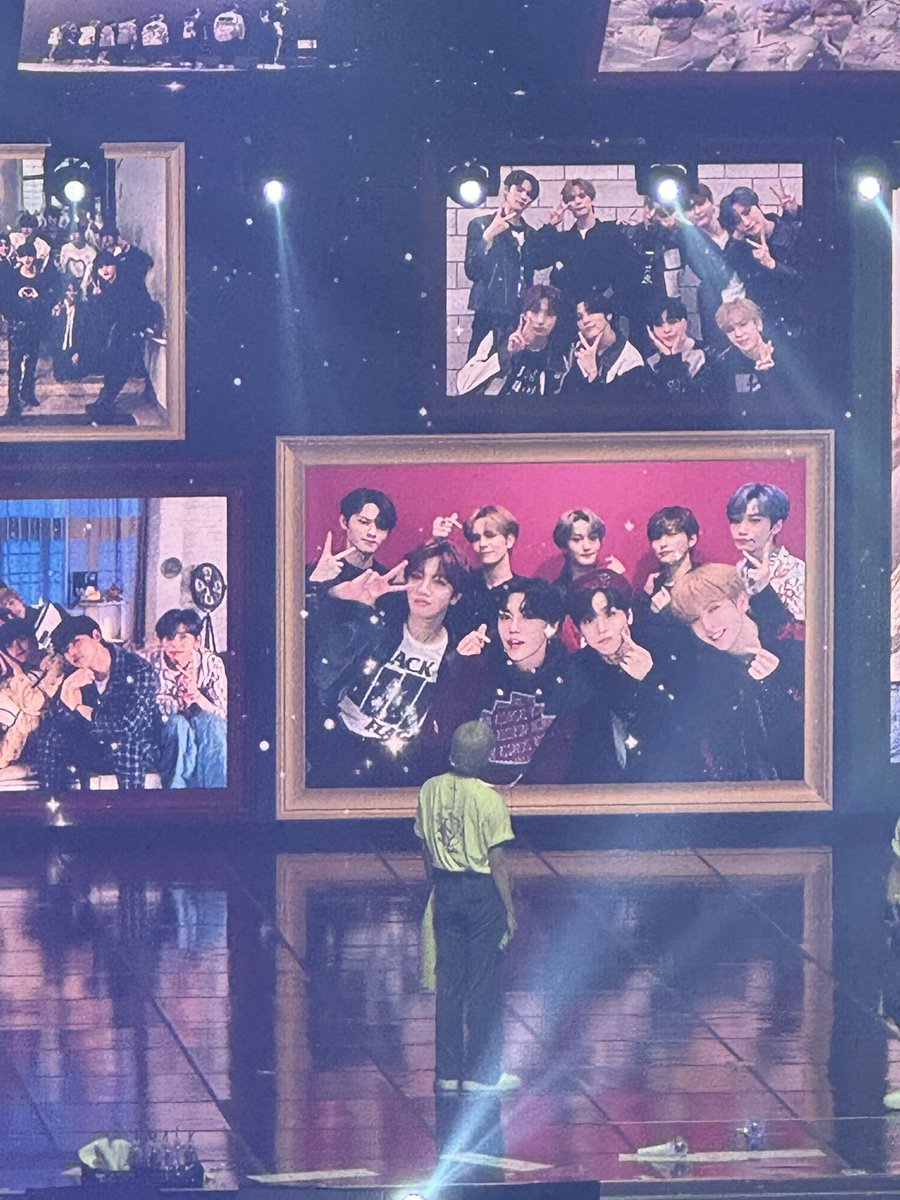 민희가 뒤돌아서 사진만 하염없이 바라봄