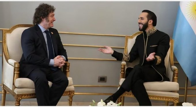 Estos dos son esclavos de la oligarquia fascista. Fueron elegidos por tener un bajo coeficiente intelectual y por ser dociles y obedientes.  No se engañen, detras de ellos, calladitos, estan "Los Mismos de Siempre".  El Silencio de <a href="/ANEPElSalvador/">ANEP</a> lo dice todo.  #Titeres