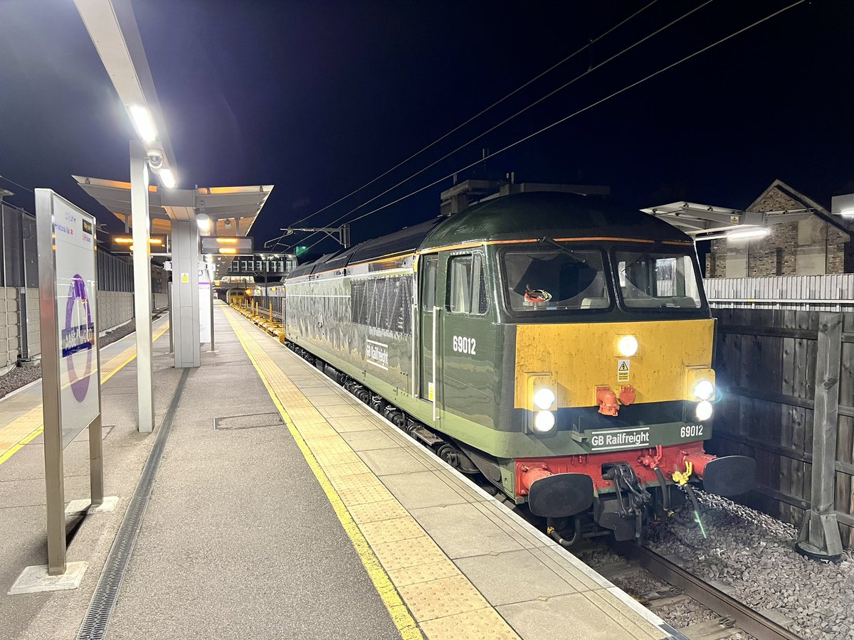 Lococl66's tweet photo. GB Railfreight’s 69012 and 69004 pay a visit to the Elizabeth line at Abbey Wood with 6G20 01:23 Hoo Jn to Belvedere this morning to deliver rails to Plumstead Depot. #gbrf #gbrailfreight #class69 #69012 #69004 #Abbeywood #elizabethline https://t.co/e9CuFymjmi