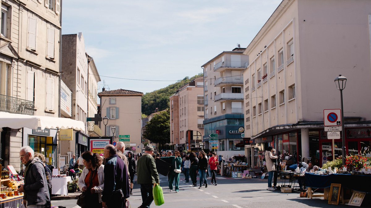 Le vent s'est calmé, le froid matinal a cédé sa place à un magnifique soleil automnal, apportant une chaleur douce et agréable pour le vide grenier annuel.