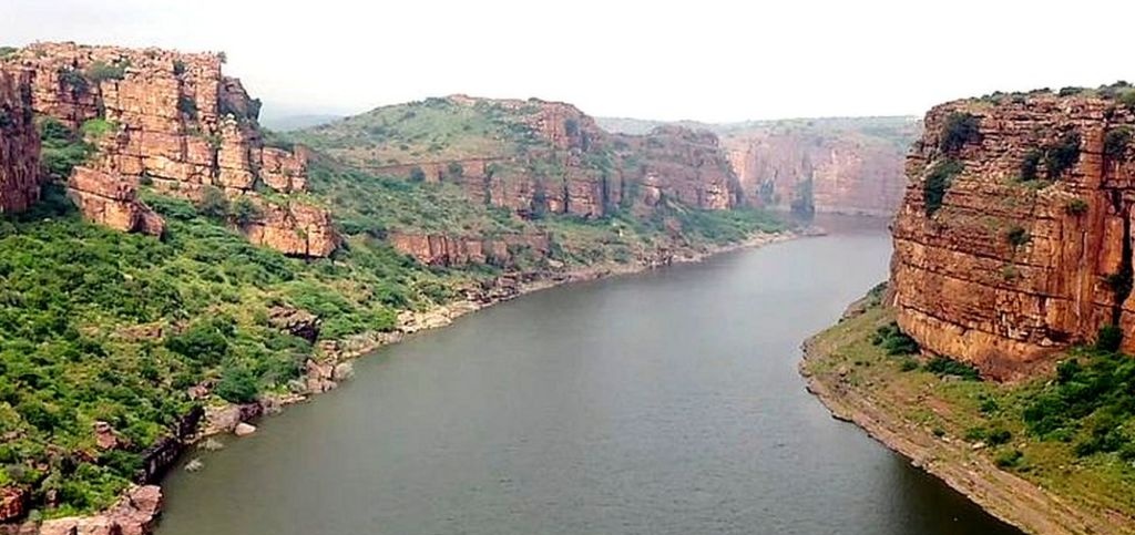 AndhraNexus's tweet photo. Govt nominates 10 sites for UNESCO World Heritage list, including:
- Lunar Crater, Maharashtra
- Bhedaghat, Madhya Pradesh
- Gandikota Gorge, Andhra Pradesh
#Gandikota #Kadapa #VisitAndhra #APTourism https://t.co/T2PtuaY8Xu