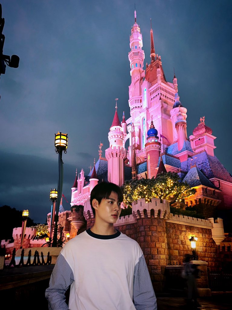 Saint_sup's tweet photo. Hong Kong Disneyland 🎡🎢 #Saint_sup #MingEr https://t.co/UoQSWwgDCi