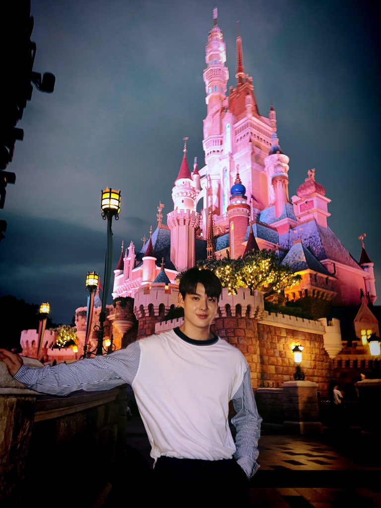 Saint_sup's tweet photo. Hong Kong Disneyland 🎡🎢 #Saint_sup #MingEr https://t.co/UoQSWwgDCi