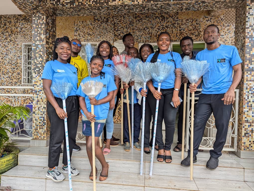 NyamboMurriel's tweet photo. Our project was a success as together with other changes makers, we transformed bottles to brooms. All in a bid to reduce plastic pollution.
Our slogan: Sweep out Waste; Sweep in Change
#recycling #SustainableLiving 
@youths_woman @YIL_Initiative @AMillionLeaders https://t.co/ZREFNOe67Z