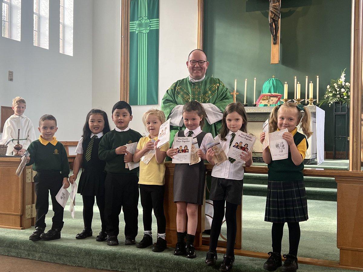 stmungoalloa's tweet photo. We had a lovely morning celebrating Mass for our new P1 families. Thank you Fr Michael for the warm welcome and kind gift. Also thank you to all the parish and families who joined us. 💚@fathermichaelc1 https://t.co/fYdMsFyt5A