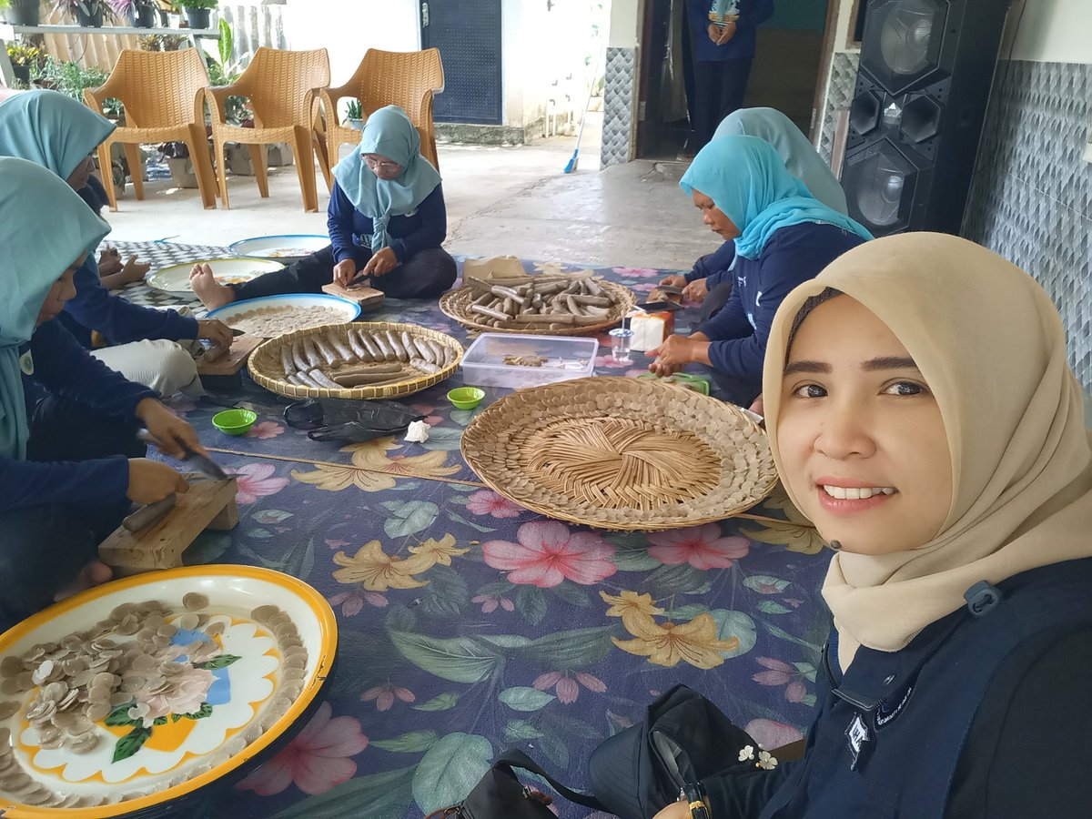 Jumat(27/9), Wasahla luhkan Kab.banyuasin, poklahsar Jasmine Suger ds Sidomulyo Produksi kerupuk tulqng lele sebyak 10 kg, hrga Rp.15.000/pcs dg berat 100 gr
#GiatLuhkanSatminkalBRPPUPP
#Produksi
#luhlapor
#banyuasin
<a href="/bppsdm_brppupp/">BRPPUPP Palembang</a>