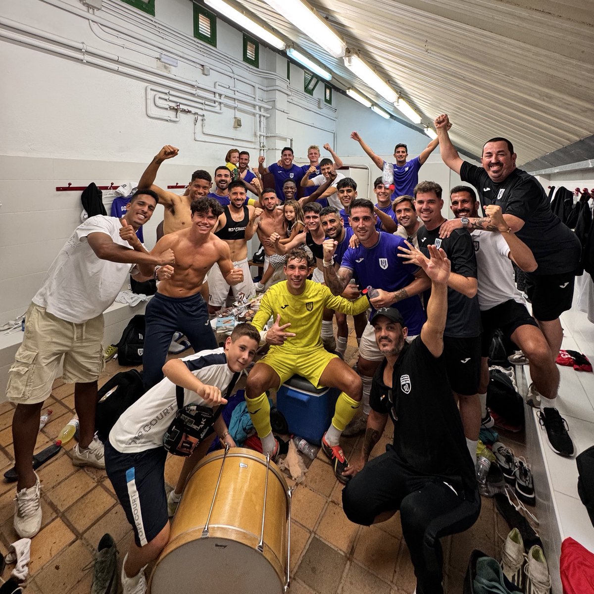 🤪 ¡𝗚𝗥𝗜́𝗧𝗔𝗟𝗢𝗢𝗢𝗢!

🤩 Llegó la primera victoria y en 𝗖𝗔𝗦𝗔

#ACTorrellanoRayoIbense | #TerceraRFEF