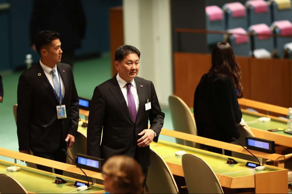 Энэ жилийн НҮБийн Ерөнхий Ассемблей манай хурандаад их юм ойлгуулсан байхаа. Өөрийн шүтээн Путиныг урьж авчирсны хариуд түүнтэй уулзах хүн олдсонгүй. Айлчиллаа хойшлуулсандаа Японы ЕС ёсыг бодож "хальт" уулзлаа. Лам олдоогүй тул Бутаны ЕСтай зүгээр л буу халах шиг болсон.