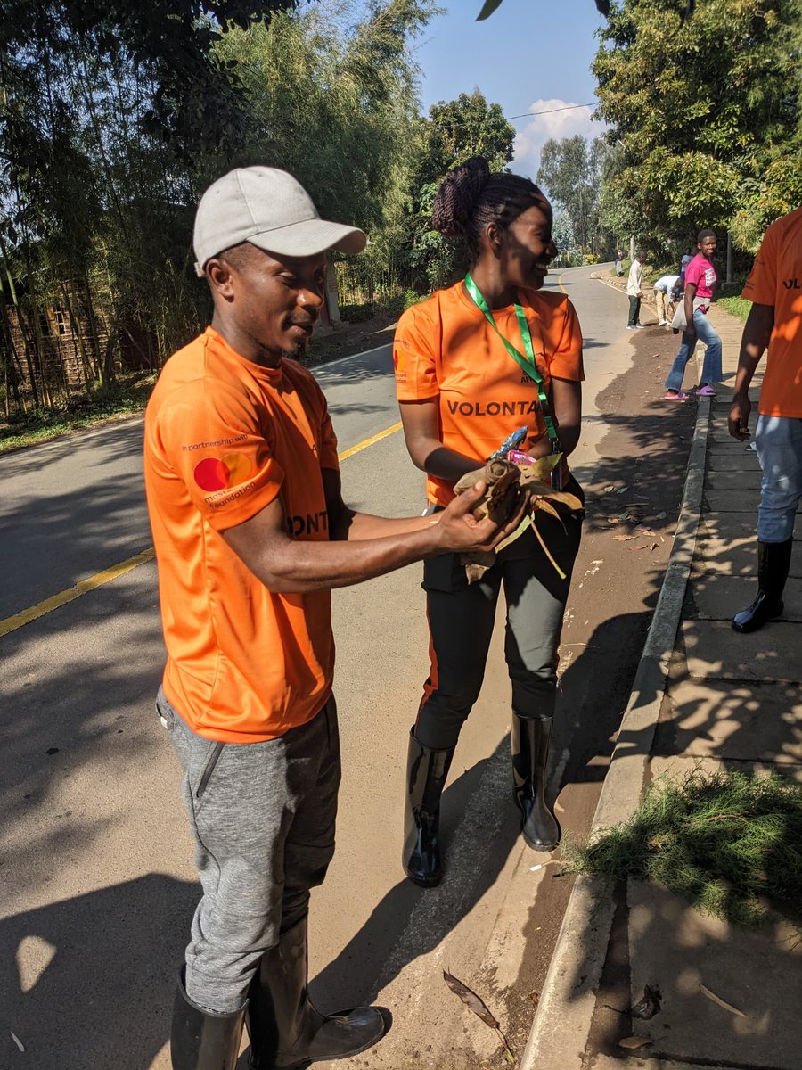 UmuhireNoel's tweet photo. Yesterday, I participated in the community work (Umuganda) aimed at  cleaning and removing dirt alongside the road from Kinigi market to the Ingagi Kwita Izina event site #Youthvolunteer and @CorpsAfricaRda volunteers. 
#ThisIsCorpsAfrica
#MusanzeDistrict
#KinigiSector. https://t.co/cwtt9qnWX0
